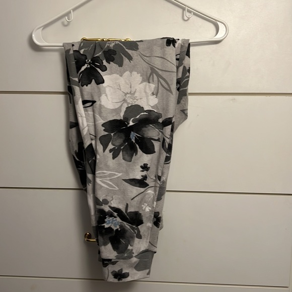 Super soft Vera Wang sleep set. Long sleeve shirt and pants. Size medium. - Picture 3 of 4